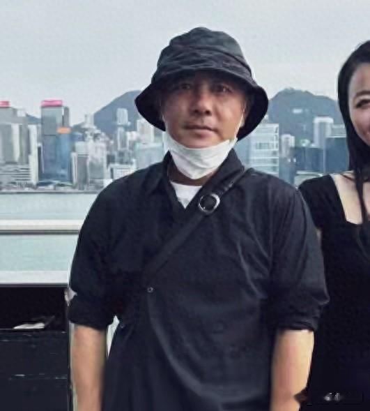 60岁张卫健香港街头潮爆出镜!身高成谜,穿搭却碾压一众小鲜肉!
