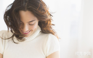 发错消息后，秘书怀疑我勾引董事长，当众扇我巴掌开除我，我反手打电话质问董事长：老公，你要开除我？