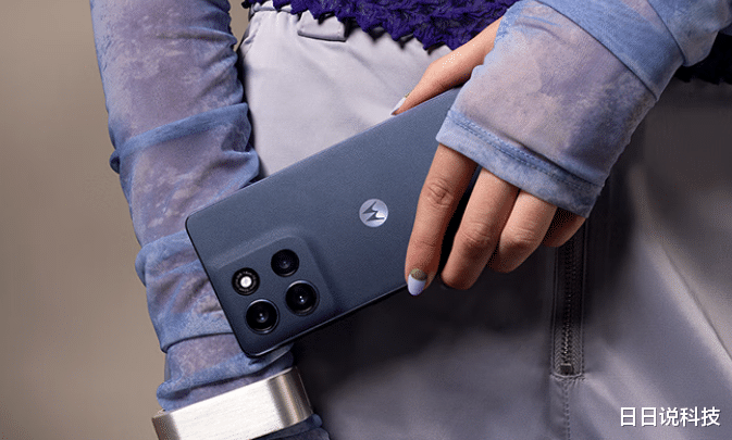 摩托羅拉終于妥協了，6720mAh+四年質保+IP69防水，僅1189元