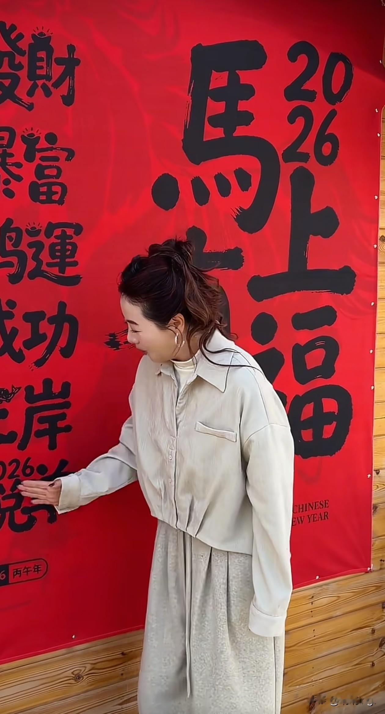 45岁小李琳拜新年：羊羔毛大衣+阔腿裤，减龄又高级，美得像28岁