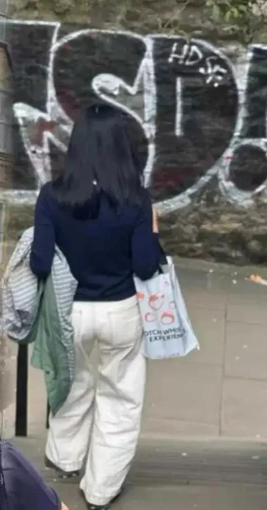 陈法拉晒海边度假照,她皮肤黑有皱纹,但依然漂亮,她衣服起球了