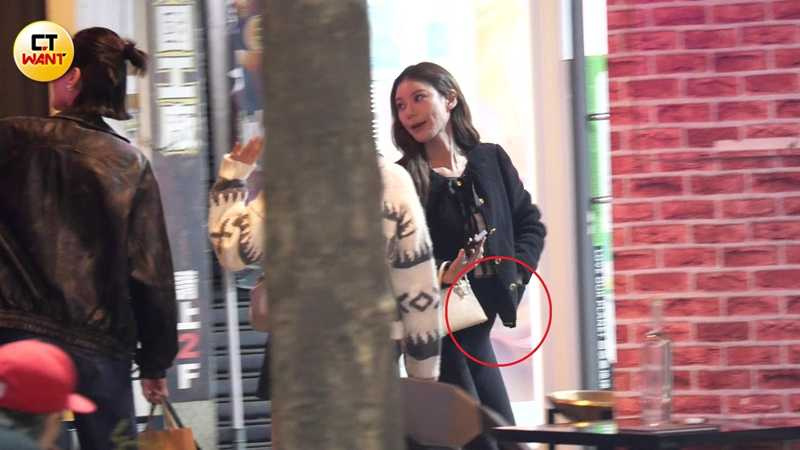 直击汪小菲力挺好友李进良新作 孕妻马筱梅曲线玲珑会藏肚