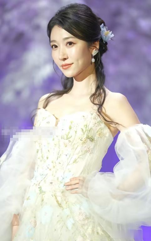 搜狐盛典：彭小苒弓背缩头，袁姗姗膀大腰圆，短剧女演员瘦成纸片