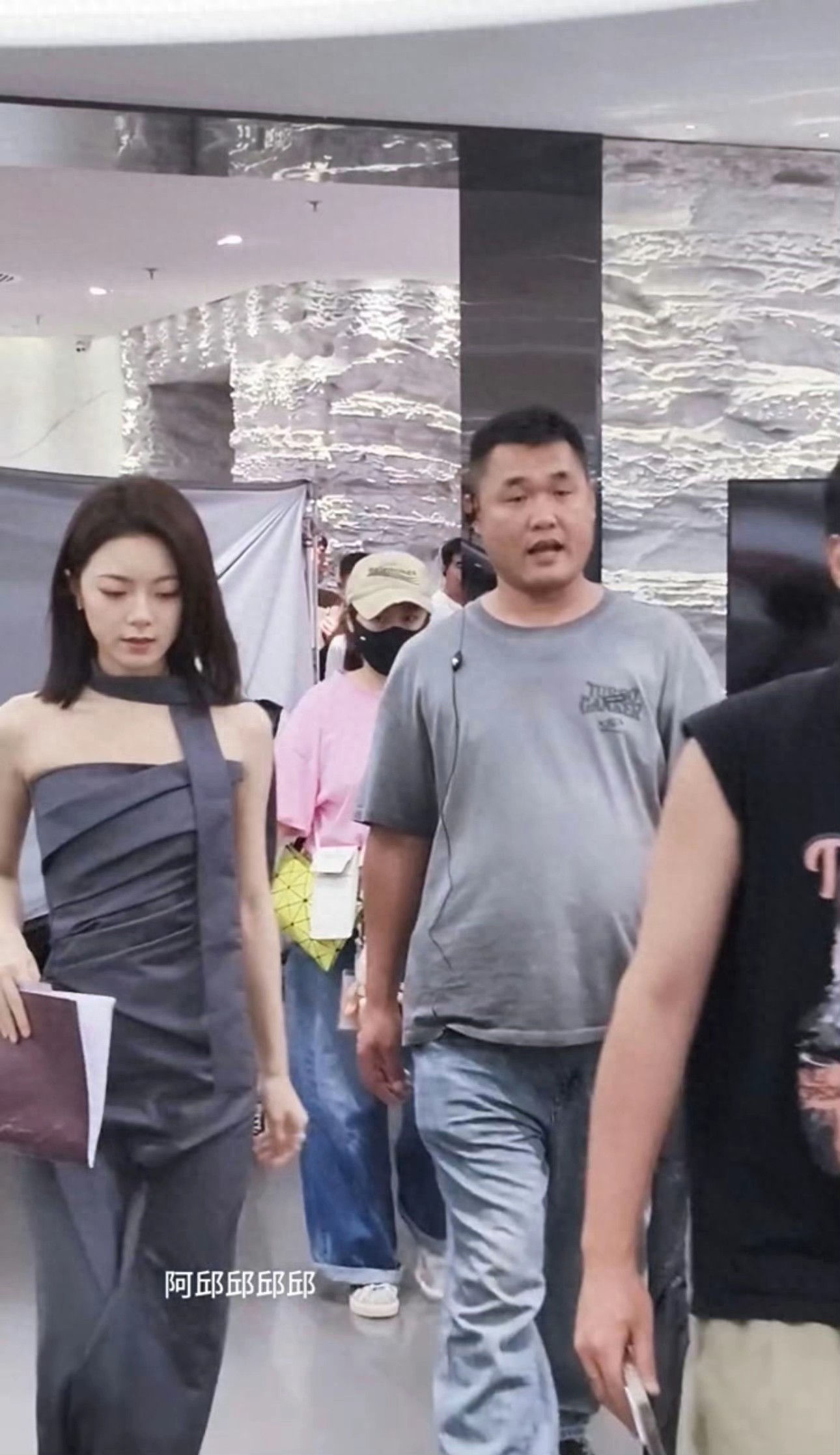 赵今麦拍戏被偶遇,短发搭挂脖灰色长裙高跟鞋,完全干脆利落高贵