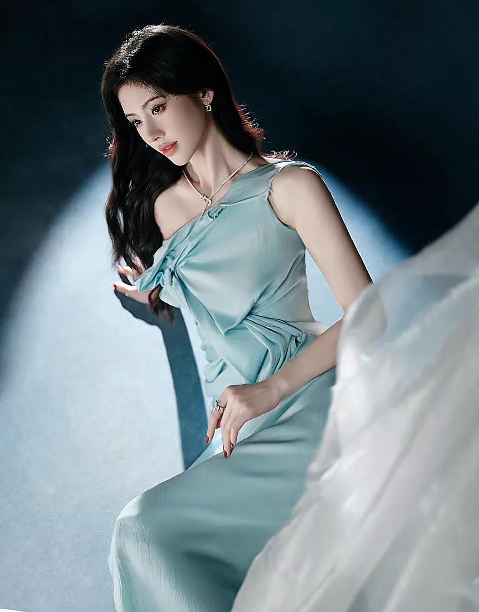 鞠婧祎，冰蓝之美！