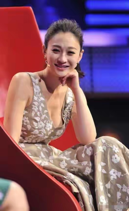 放弃主持事业，嫁大15岁“软饭男”，如今才明白她的选择有多明