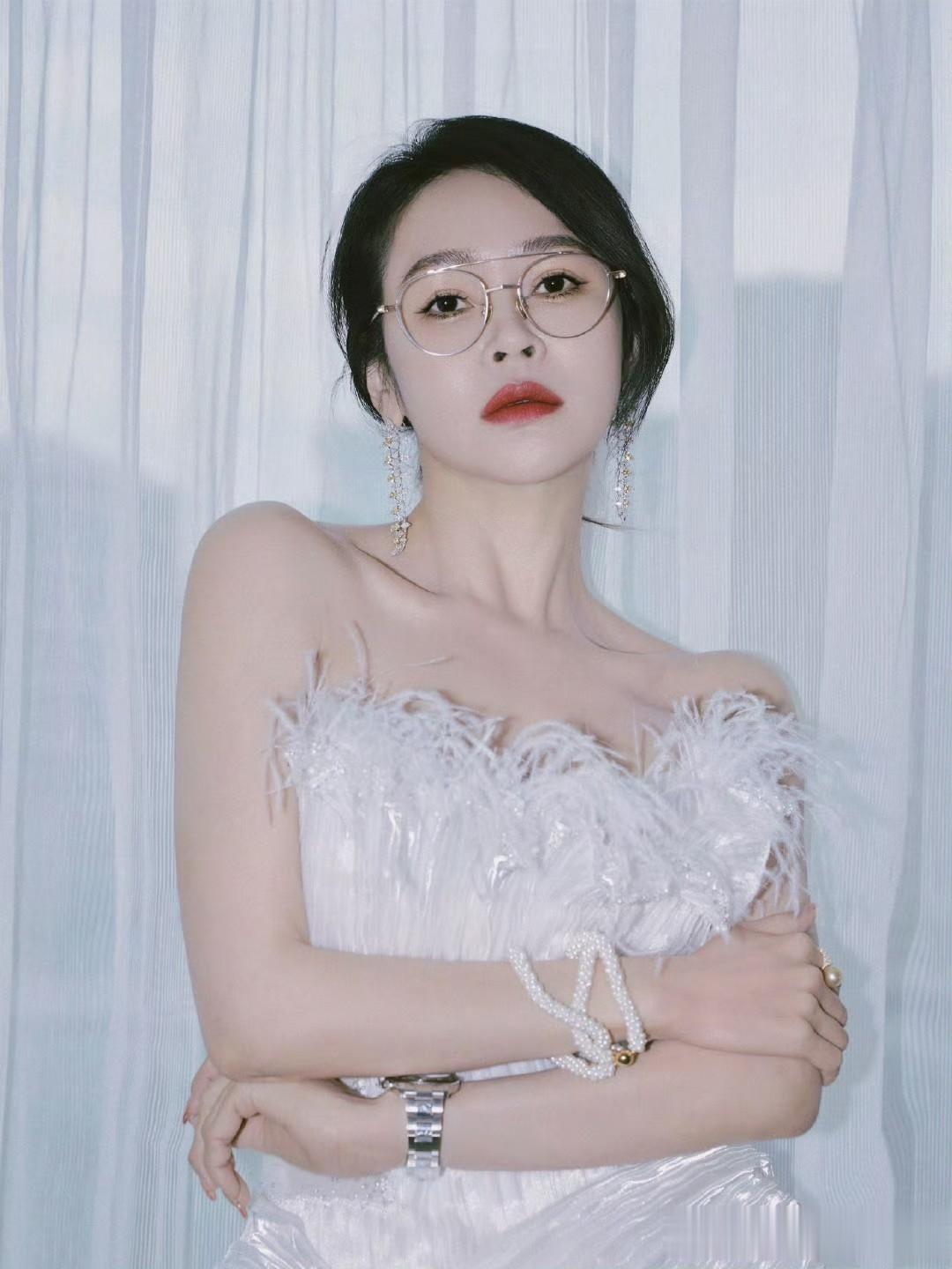 于明加，韵味十足的白纱裙穿搭。