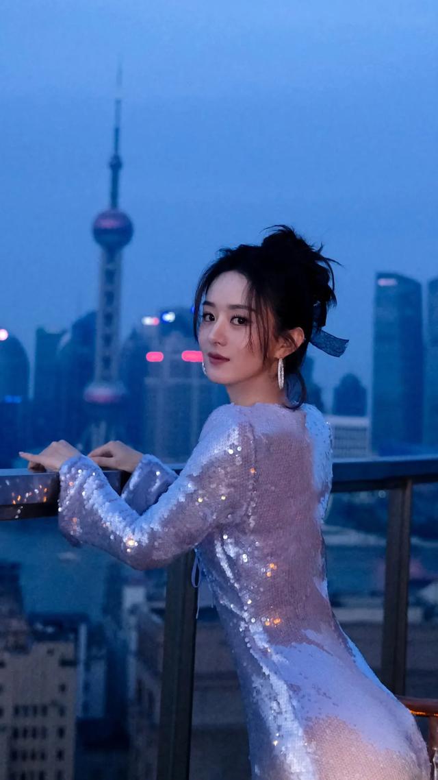 女星图鉴｜赵丽颖｜一袭紫色连衣裙，低调的优雅