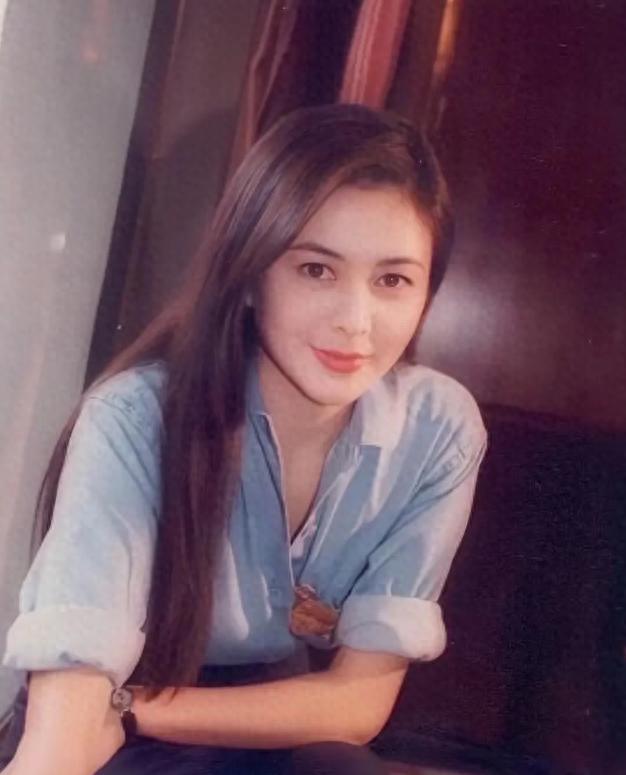 娱乐圈满族美女图鉴：每一位都貌美如花，谁最令你意想不到？