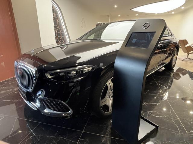 迈巴赫S480自从降价后销量大涨！甚至超越奔驰S级！表现不错