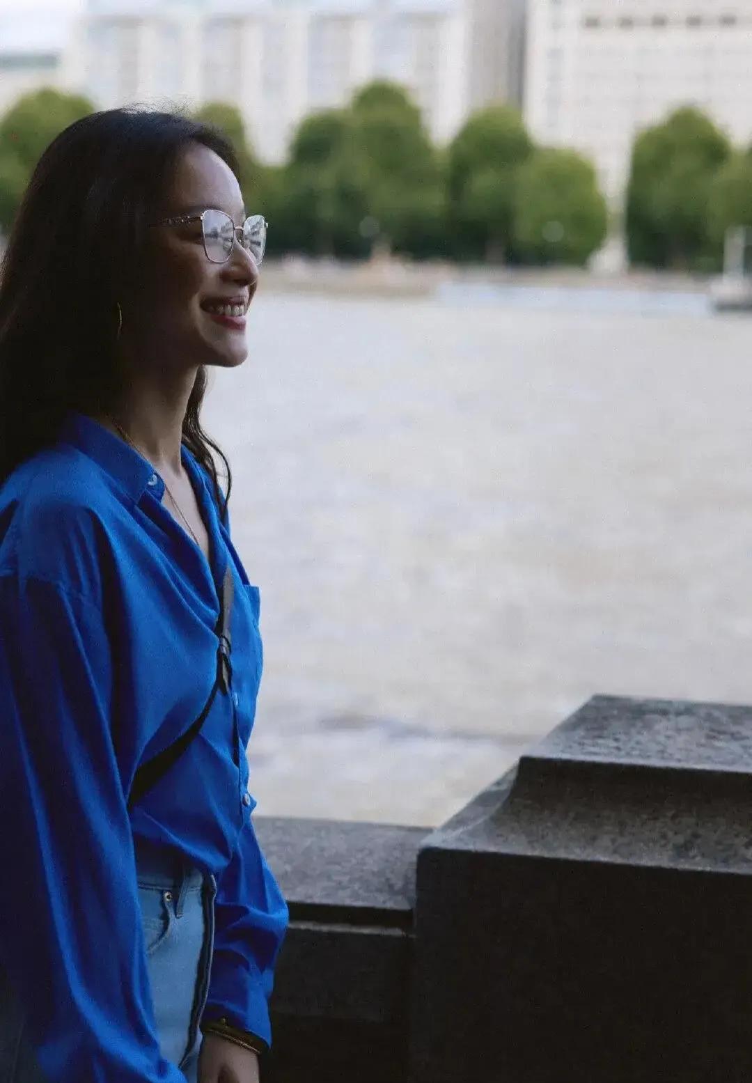 网友伦敦偶遇倪妮，蓝衬衫配自然卷长发，松弛氛围美出新高度