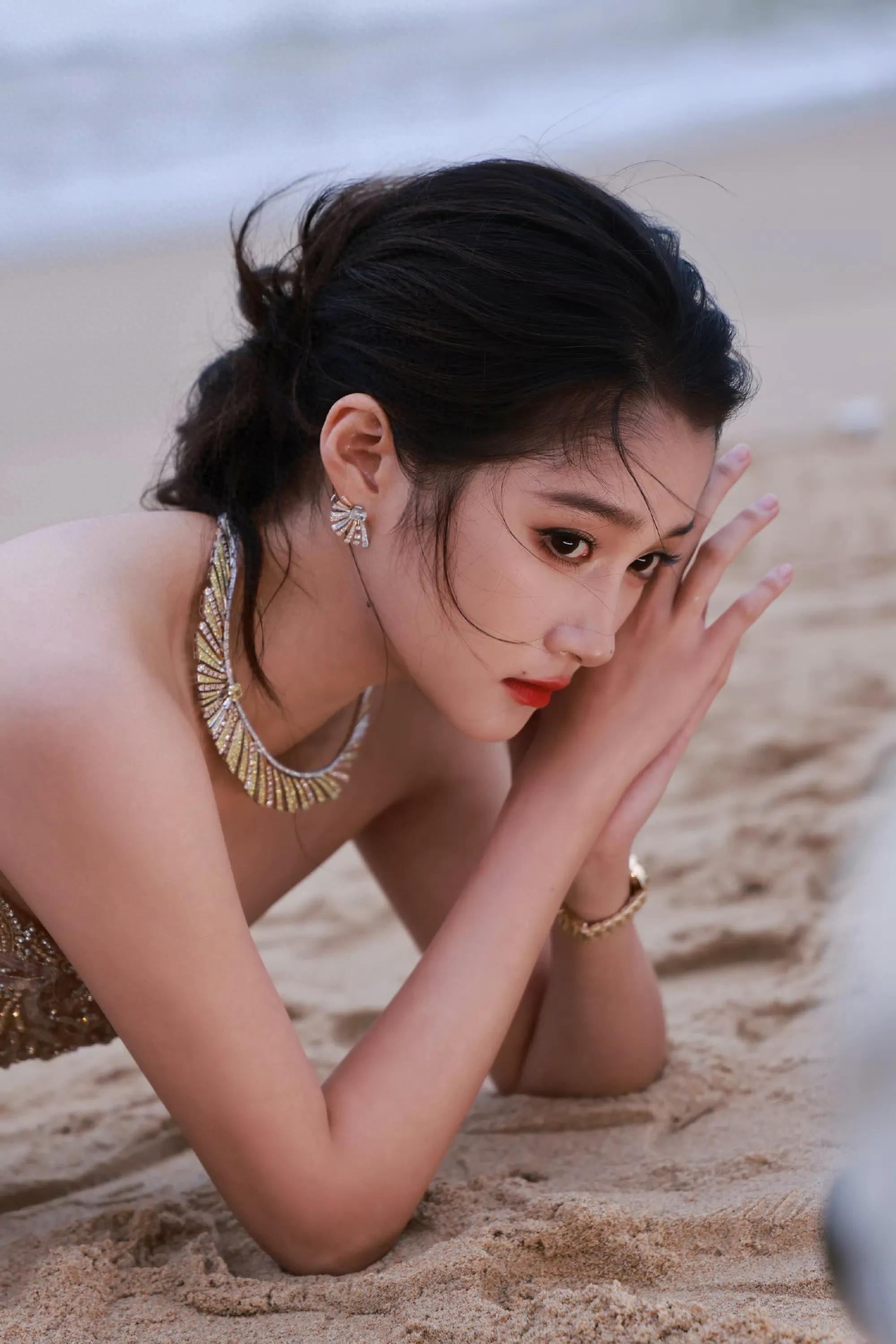 关晓彤沙滩照甜美迷人