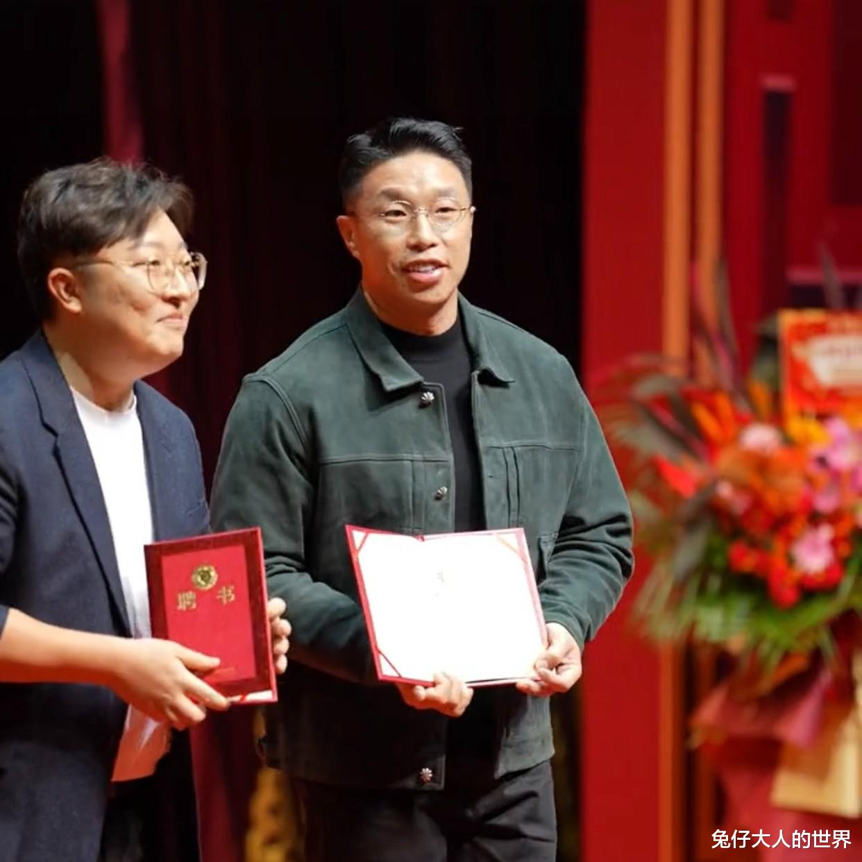 德云社副总烧饼杭州探班，后台合影照被晒，升官后烧饼很负责