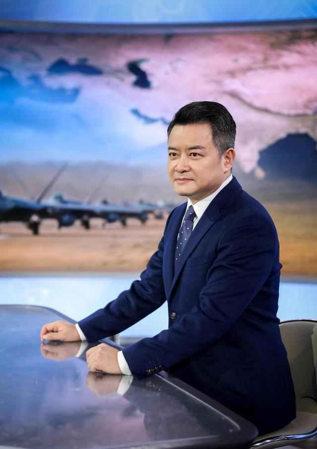 他是央视知名主持人,31岁因一句话离央视赴美国,如今50岁怎样了