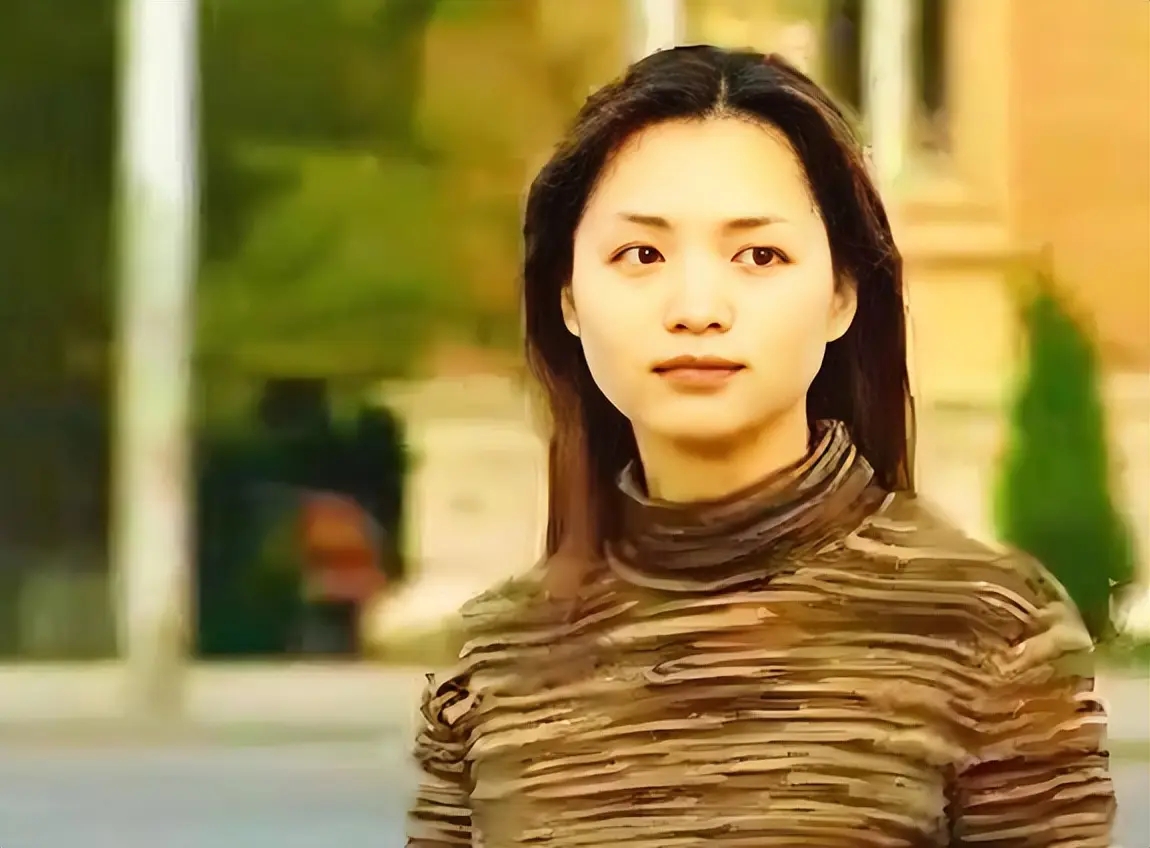 改国籍、当小三、替夫还债7亿，从央视离职的董卿现在混成这样？