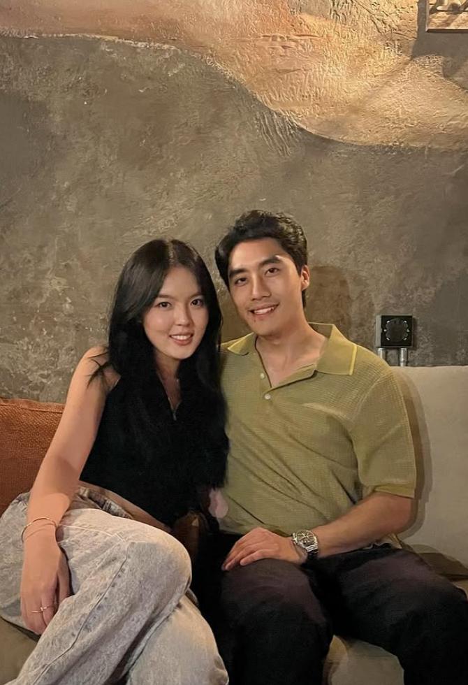 李咏23岁女儿秀恩爱！晒约会照吃烛光晚餐，男方气质儒雅像李咏