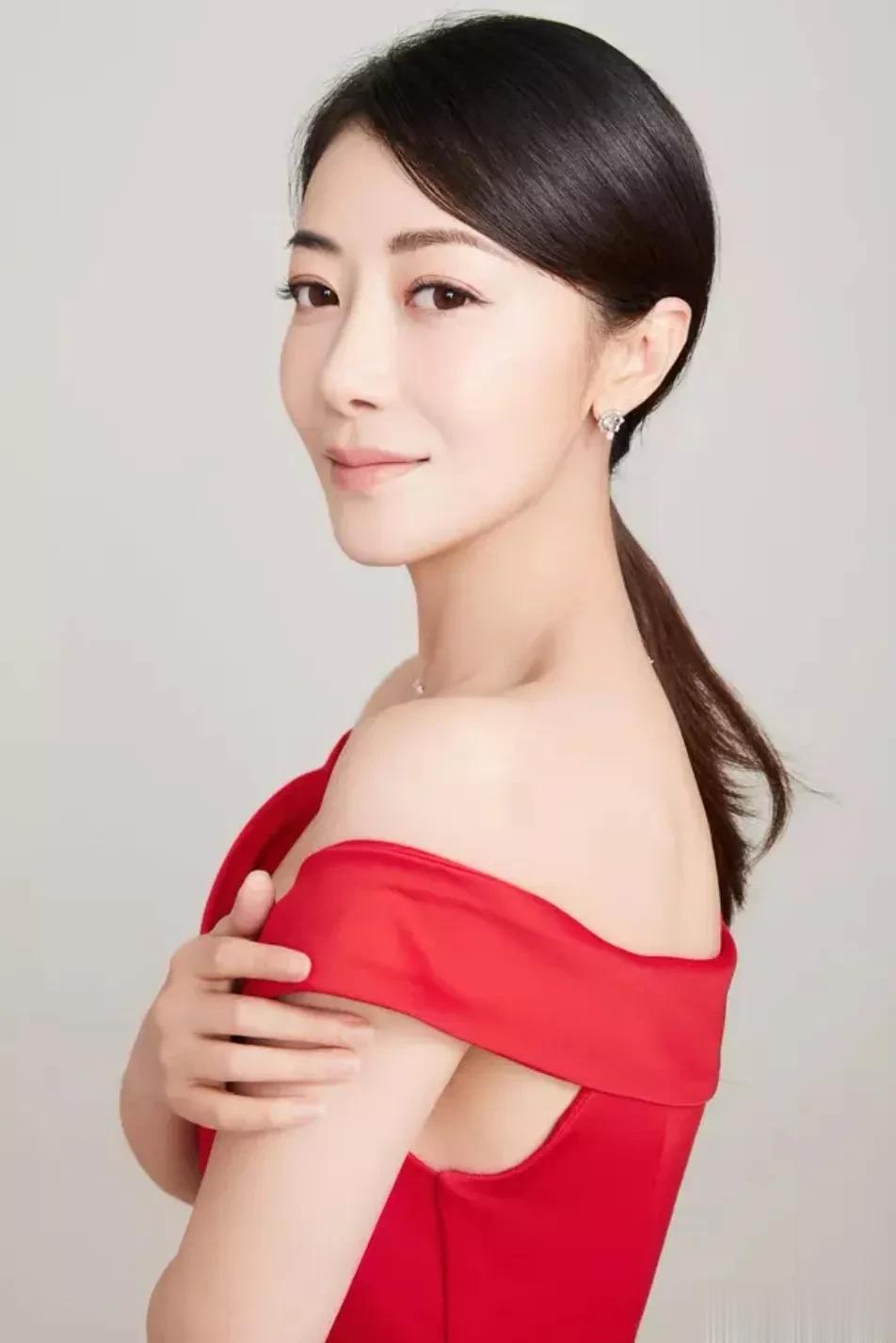 陈紫函：山城美人的勾魂身材与独特魅力