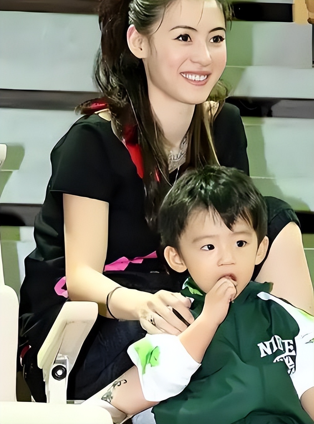 过气明星太心酸！农村走穴 摆摊还债, 穷到剩100万 更离谱的还在后面