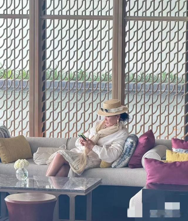 威尼斯偶遇张兰,和男性友人休闲逛街,俩人同穿情侣装