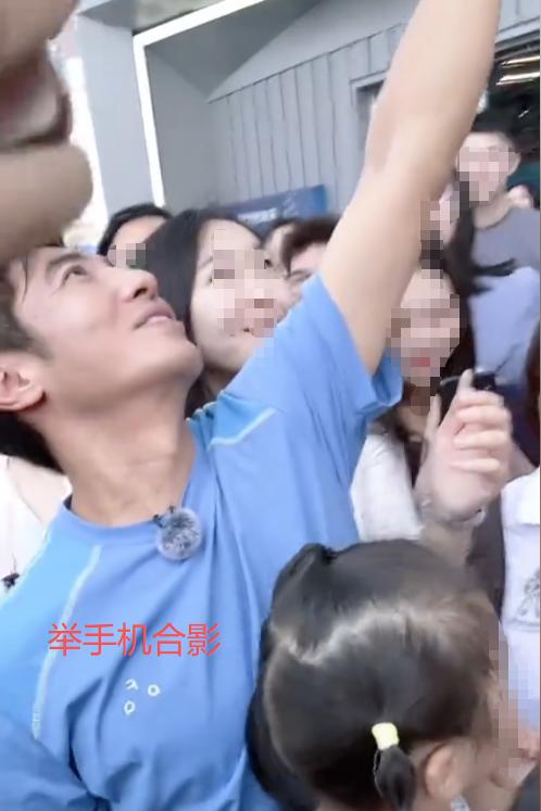 49岁撒贝宁满头白发、一脸沧桑老到不敢认,央视名嘴咋变这样了?