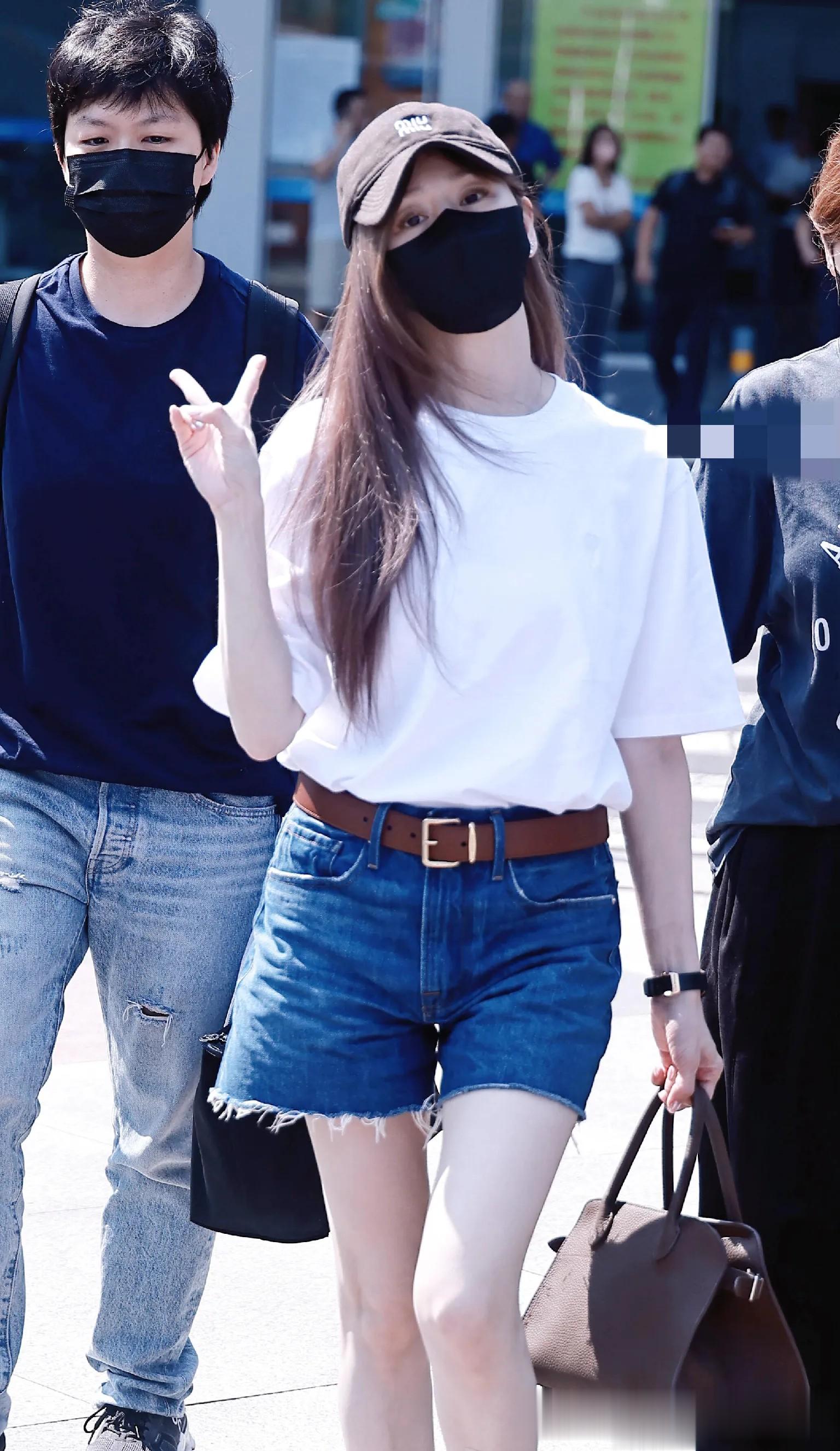 王心凌北京大兴机场出发照,穿白色短袖搭配牛仔裤短裤腿又白又细