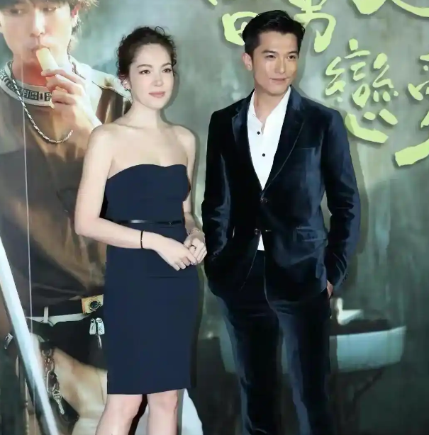 41岁许玮甯怀孕4个月后首露面，一身宽松黑裙小腹平坦无孕味，邱泽太有福气