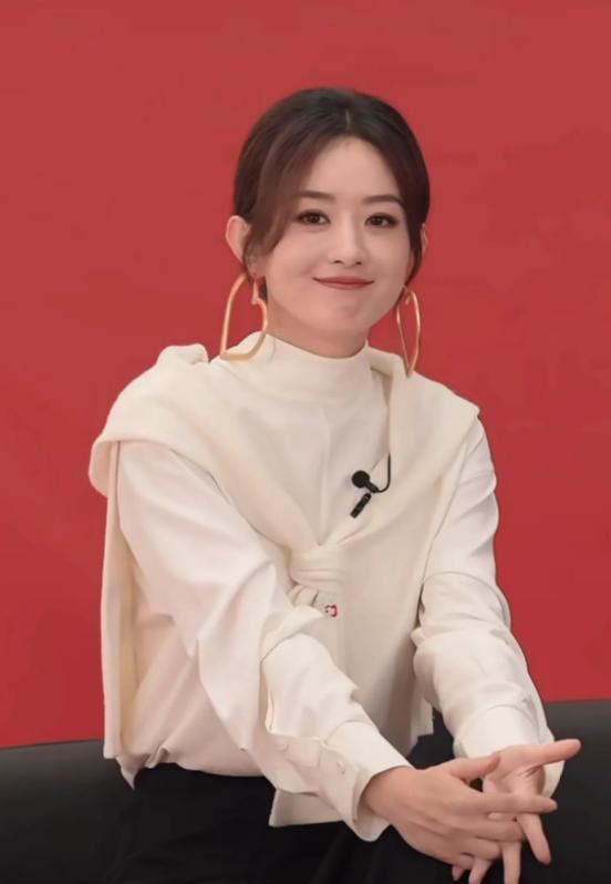 赵丽颖现身直播间，精神焕发脸部圆润，看来人真的少不了休息