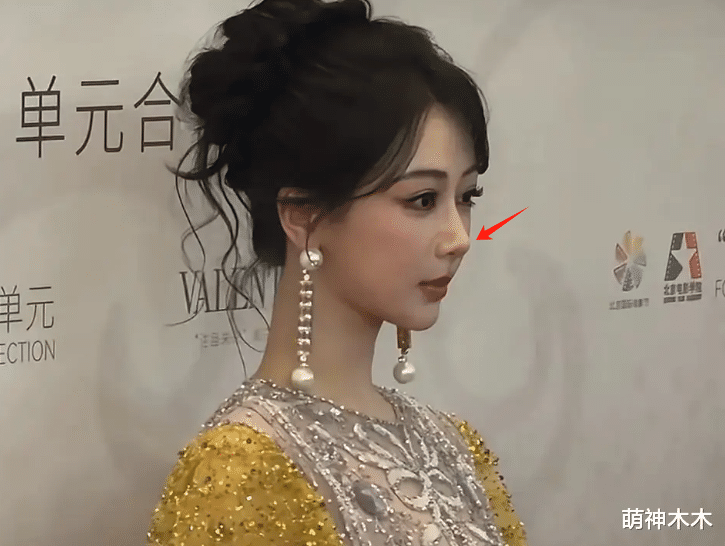 杨紫最新露面整感太强,浓妆盖不住脸僵,网友感叹医美无底洞