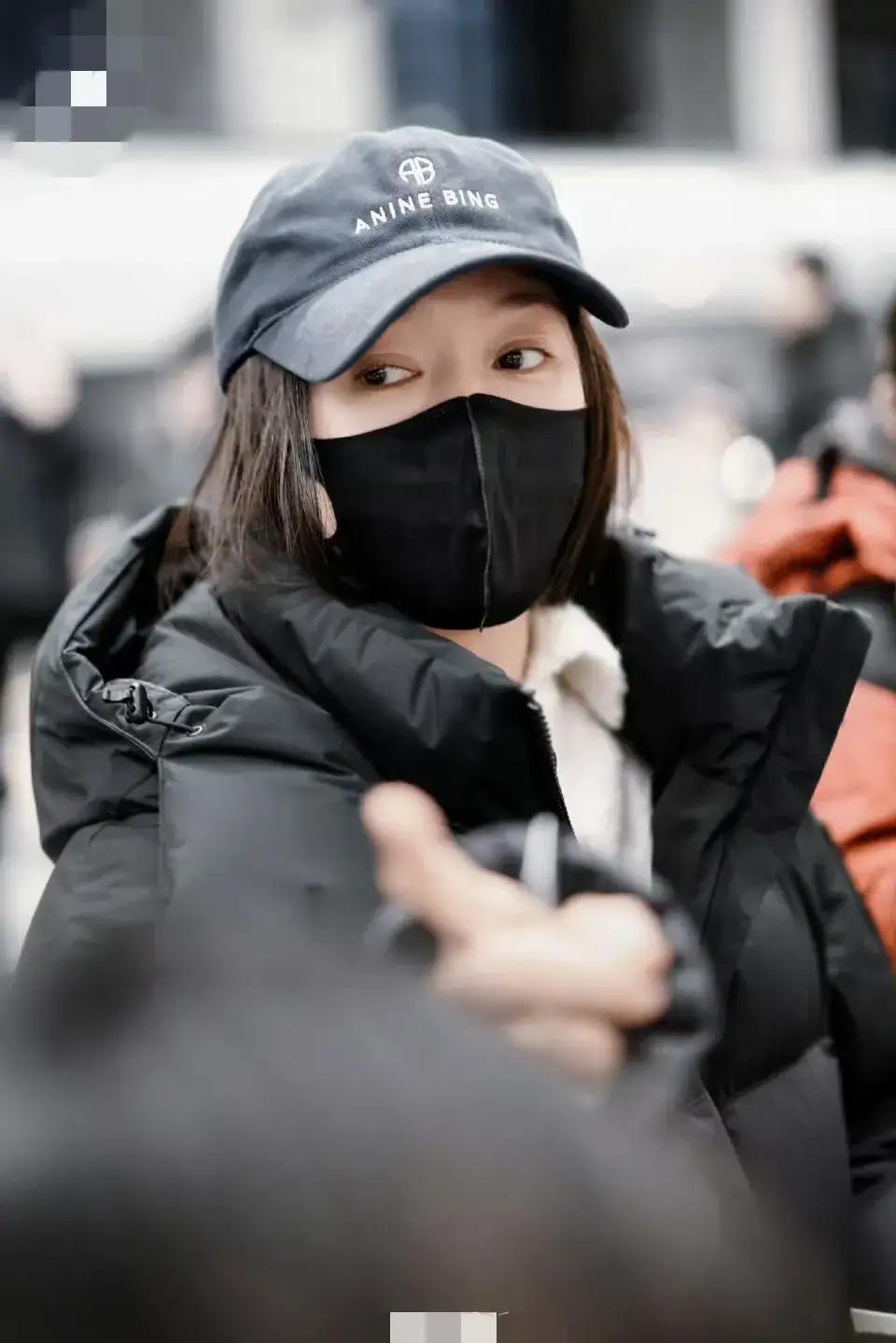 秦岚春晚彩排！身着“厚实羽绒服” 路人：裹再厚也难掩姐姐的美貌