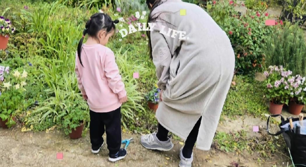 郭碧婷把儿子当女儿养！3岁向笙留长发穿姐姐旧衣服，和妈妈赏花