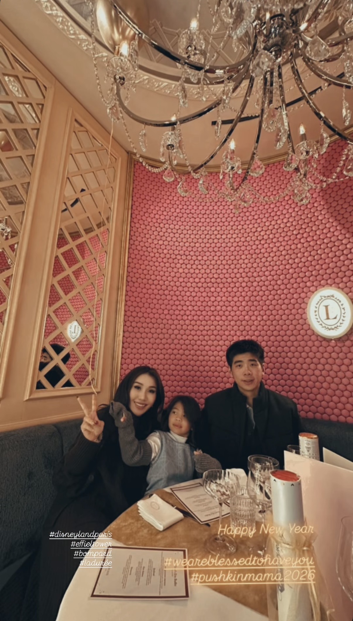 何超盈在法国温馨跨年，小7岁丈夫罕露脸，一家人合照女儿像父亲