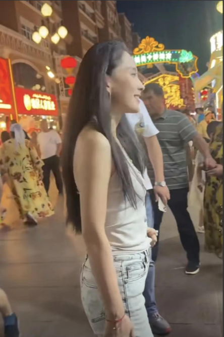 新疆街头偶遇森林北，腿短腰粗身材被嘲四六分，大肚子凸出好吸睛