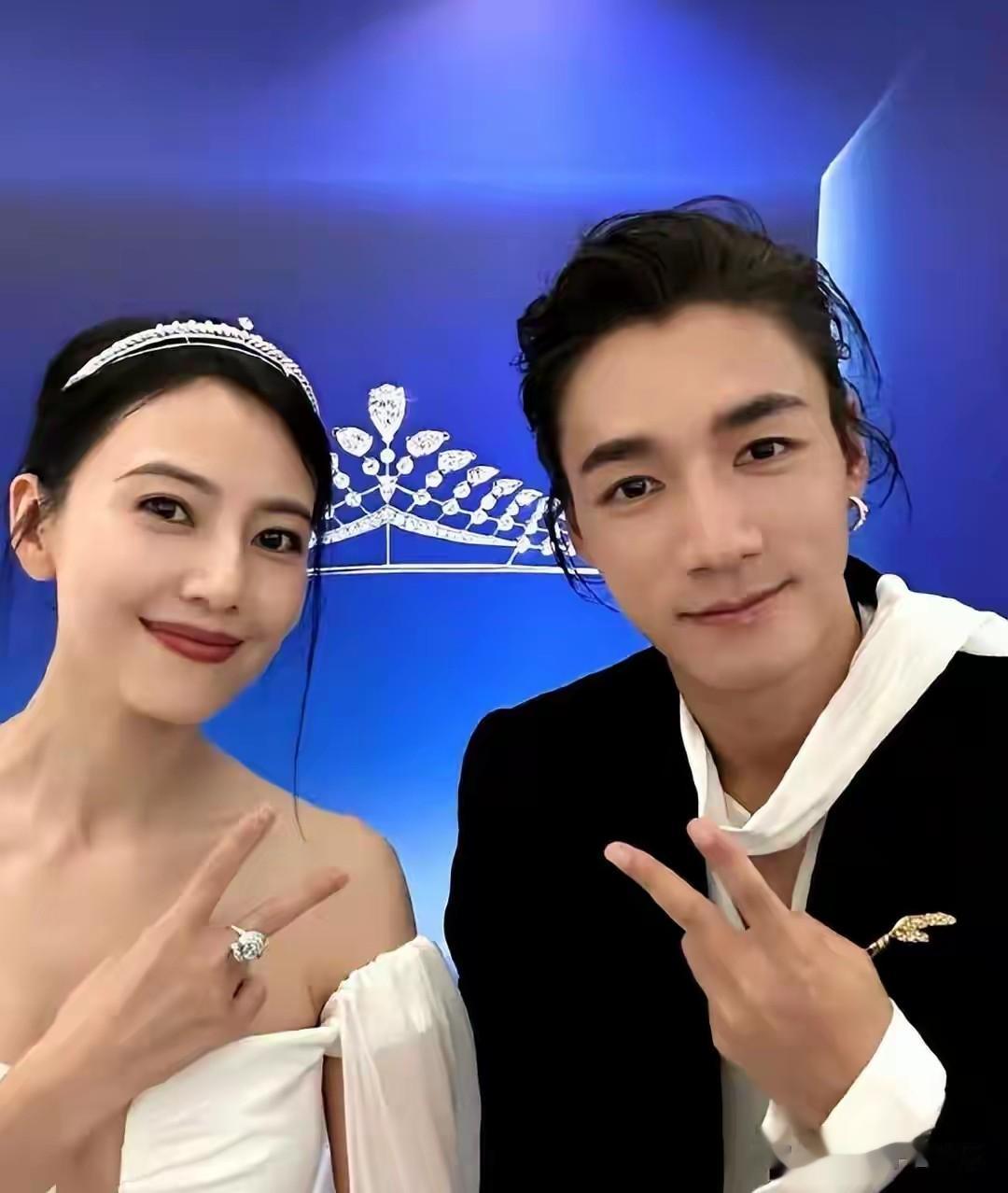 高圆圆董洁梦幻同框:黑白双姝的时尚博弈与岁月沉淀之美