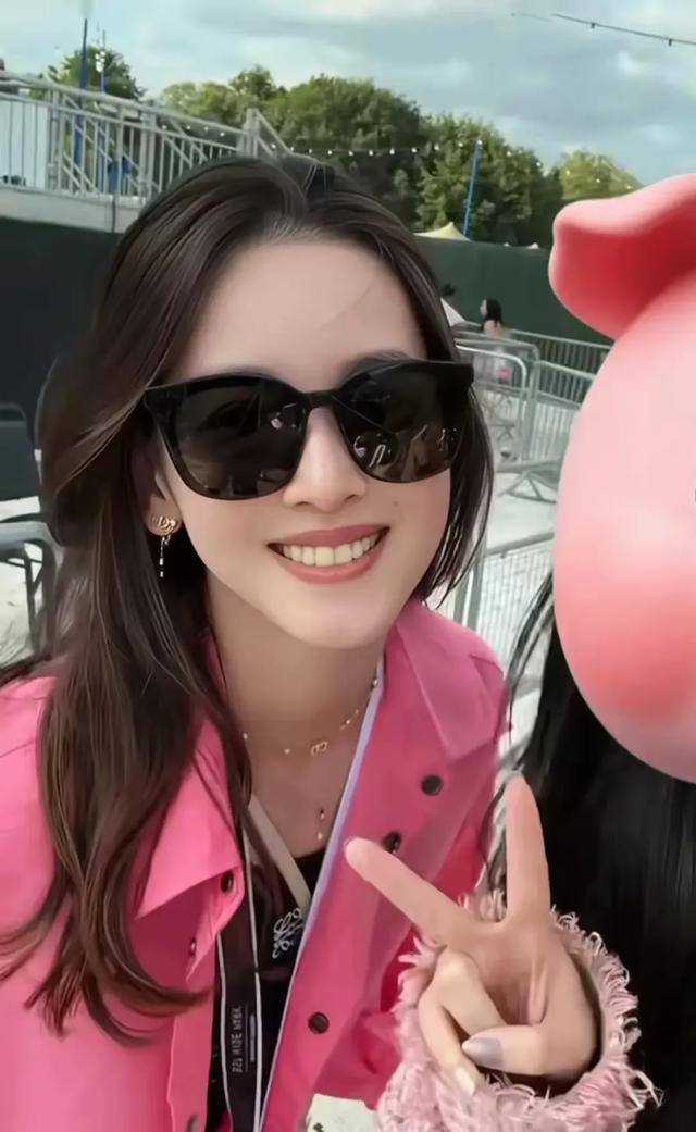 章泽天和刘强东欧洲被偶遇!牵手散步很恩爱,打扮格格不入被认出