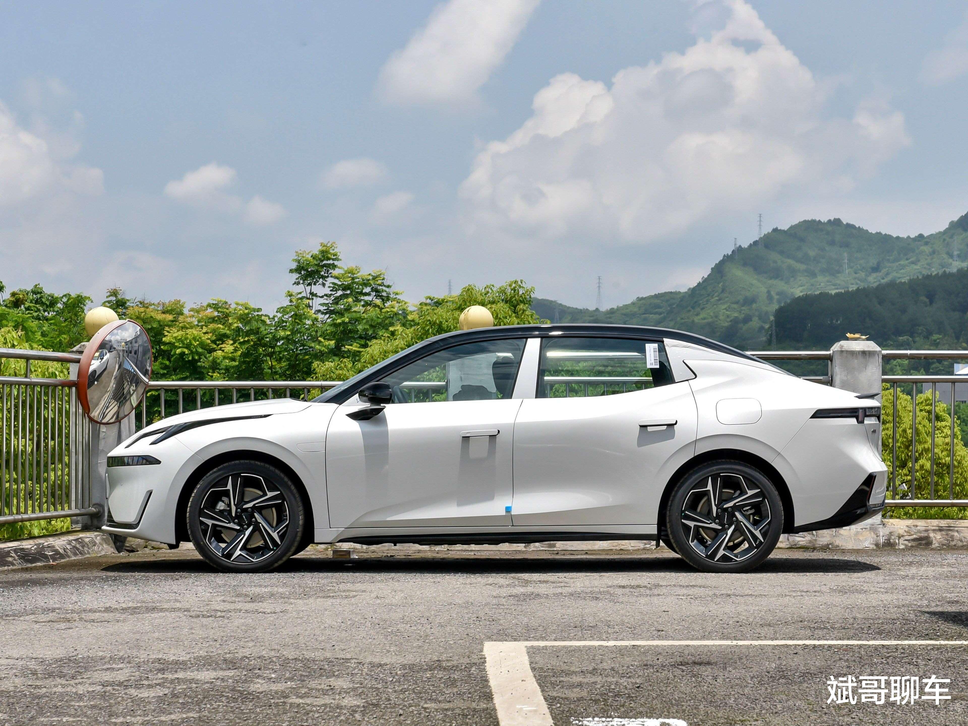 16万！还看啥奥迪A4L，续航1400km，丰田本田都眼红