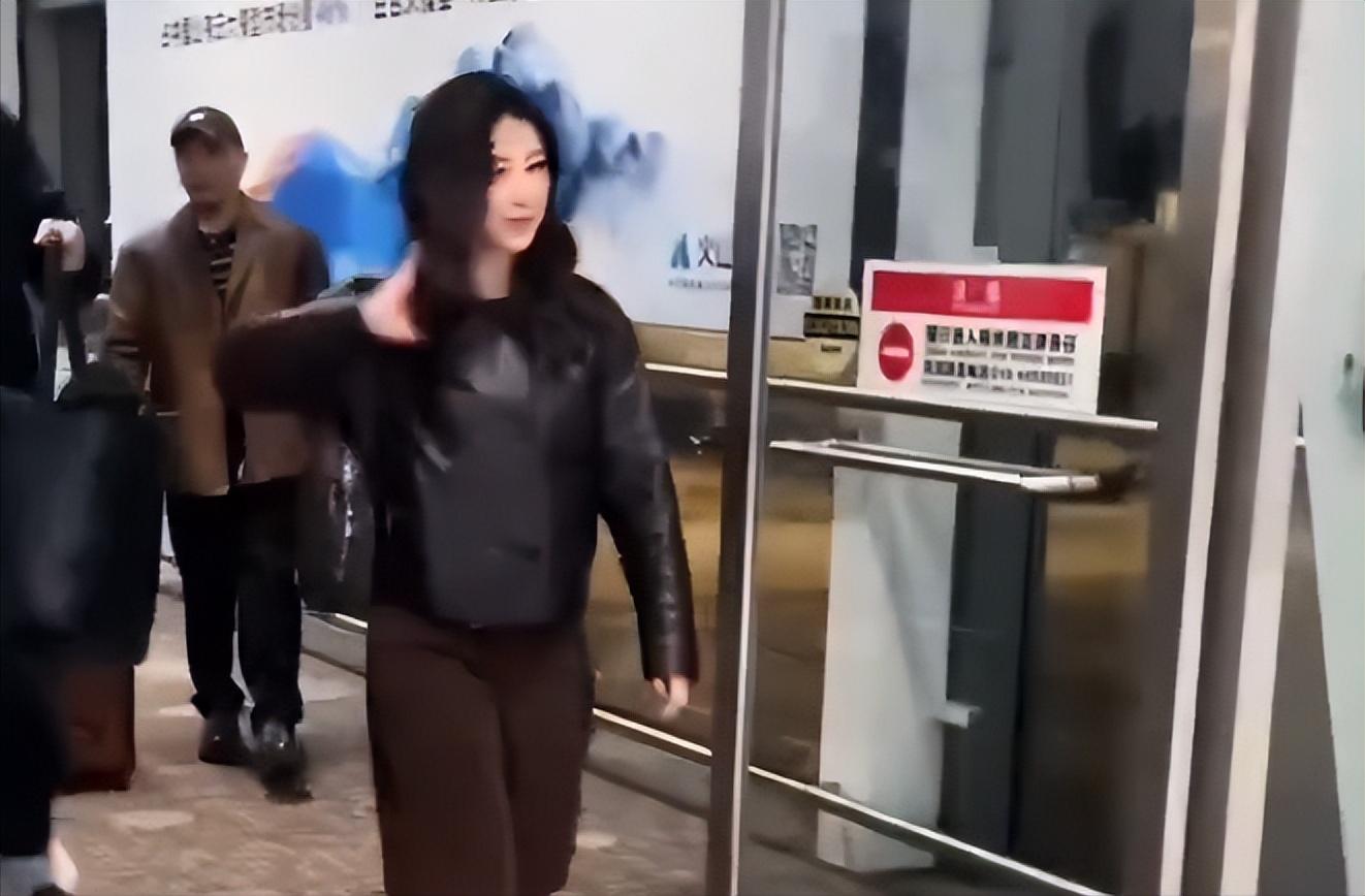 朱珠\采访风波\后首现身，和女儿在机场激动相拥，丝毫没有被影响