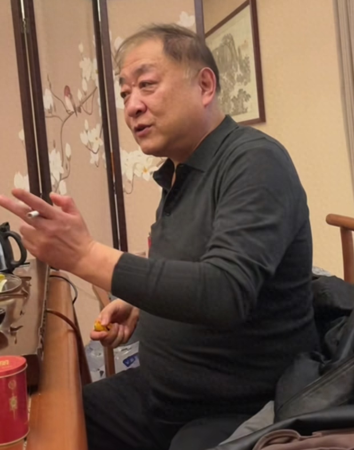 63岁刘斌北京聚会,坐主位烟不离手,63岁丛珊露面,优雅显年轻