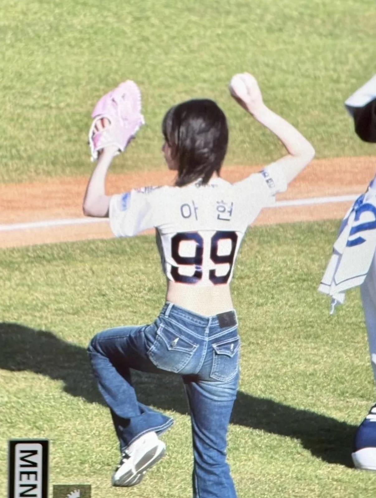 泡菜国18岁女艺人郑雅贤开球养眼