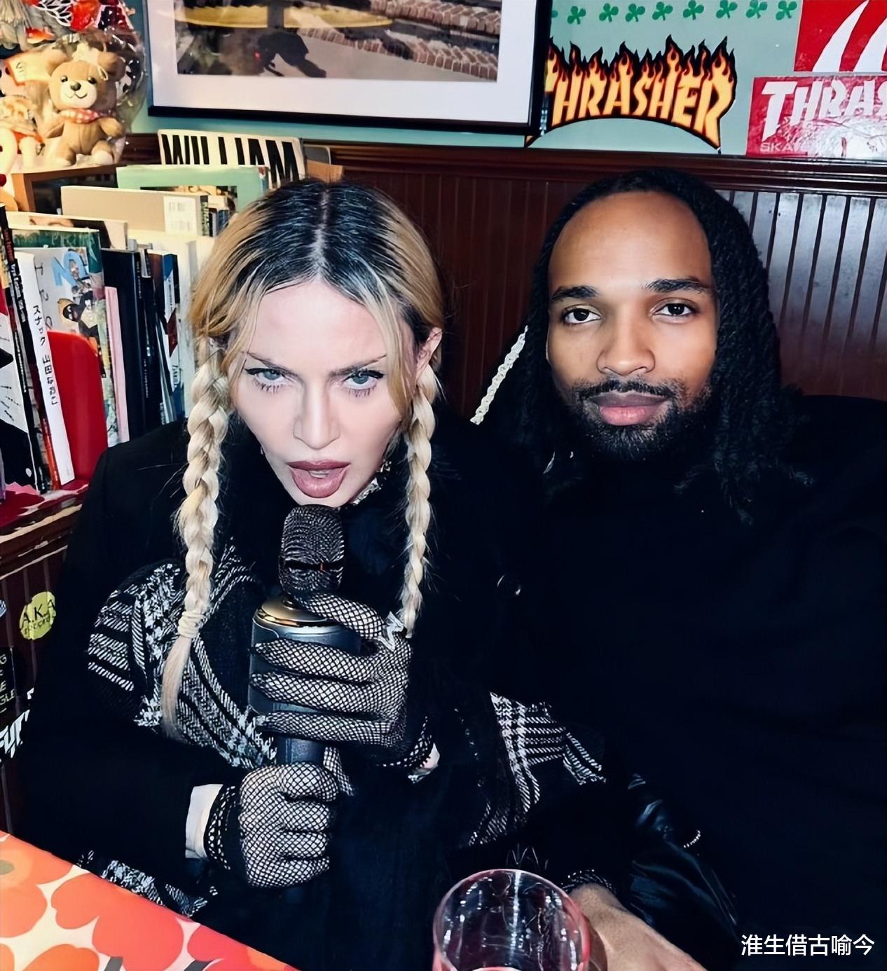 66岁麦当娜坐在29岁黑人男友腿上，穿驼色透明网纱披肩，又美又嫩