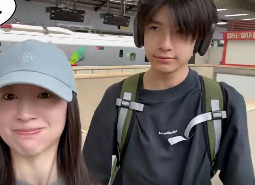 45岁董洁接受17岁儿子谈恋爱，总吃外卖，长相帅气拒绝拍戏邀请