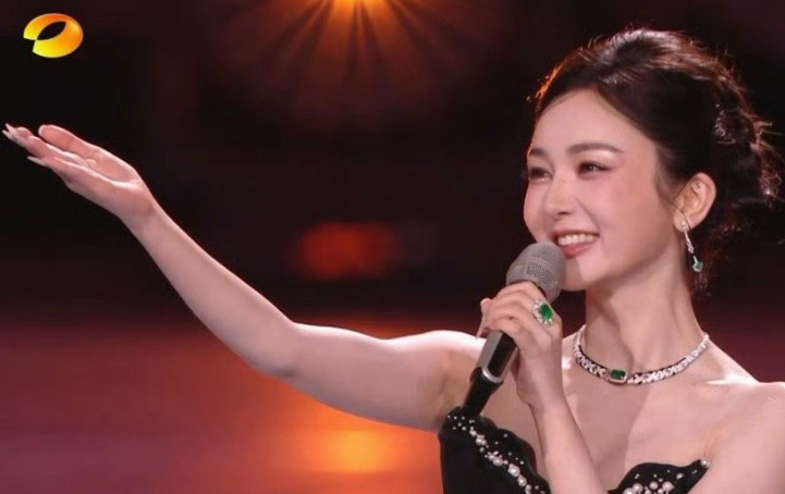 跨年晚会镜头好真实，明星全露怯，戚薇脸僵，陈都灵肿，朱迅怎么长这样了