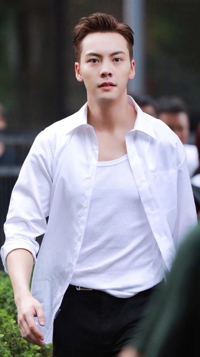 苦命哥陈伟霆：发配内地、黄晓明说不认识被全港嘲、俩前女友互撕