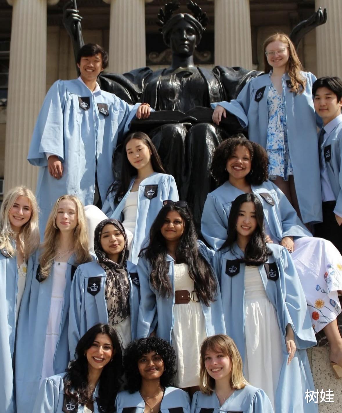 李连杰22岁女儿大学毕业，毕业礼与同学狂欢家人没来，长得像利智