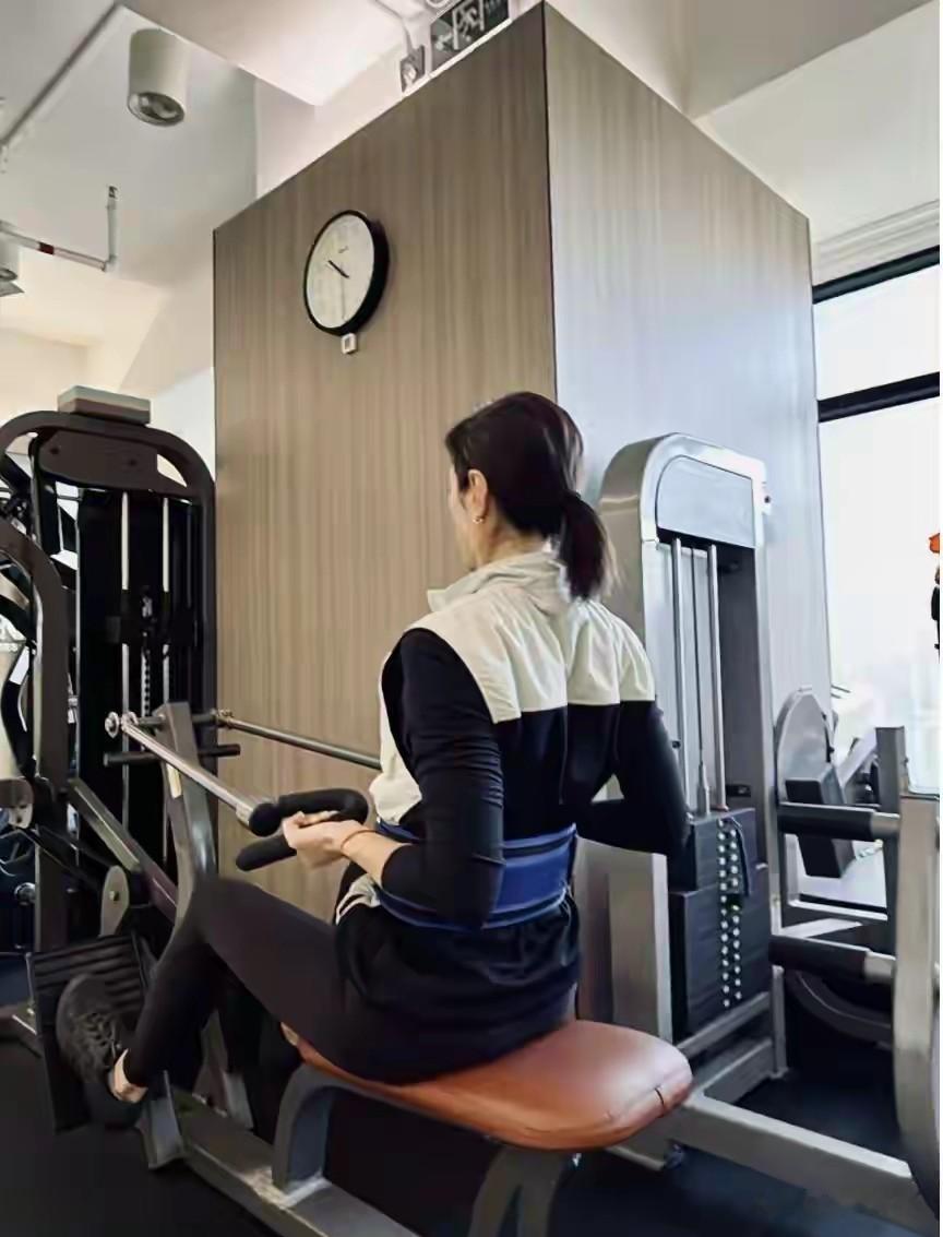 42岁沈佳妮健身照，腰臀比封神，终于懂朱亚文为啥说生理性喜欢