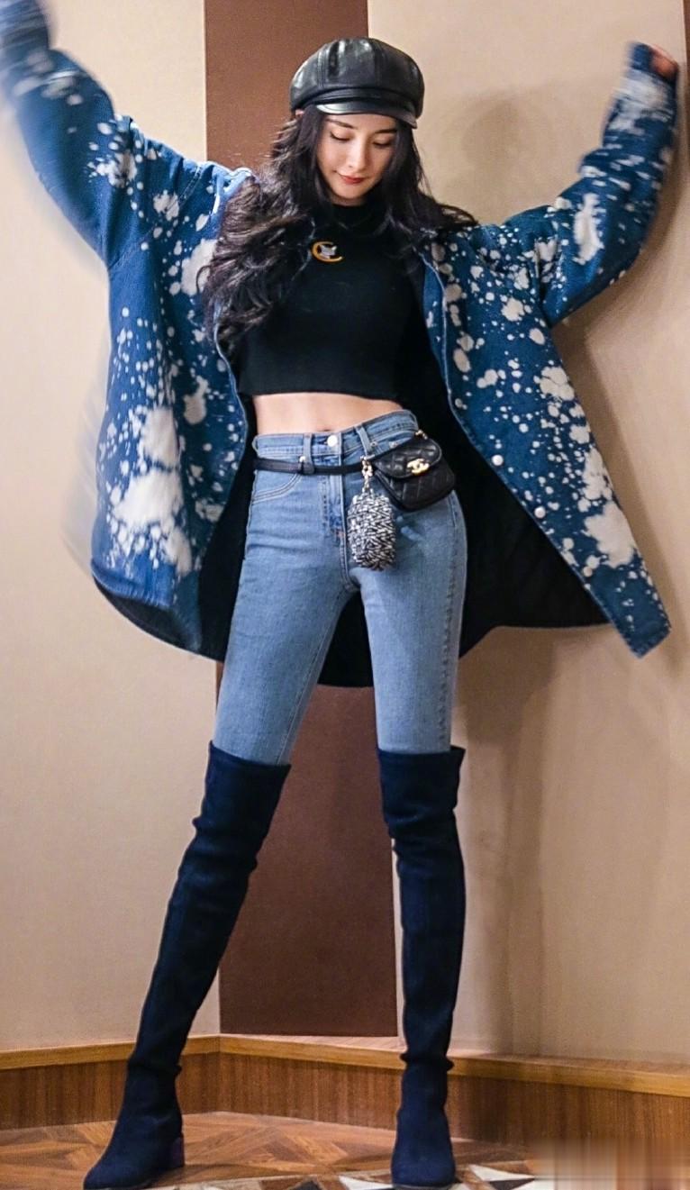 杨幂绿色紧身背心瑜伽服健身,扎着麻花辫大秀身材,看似少女有魅力