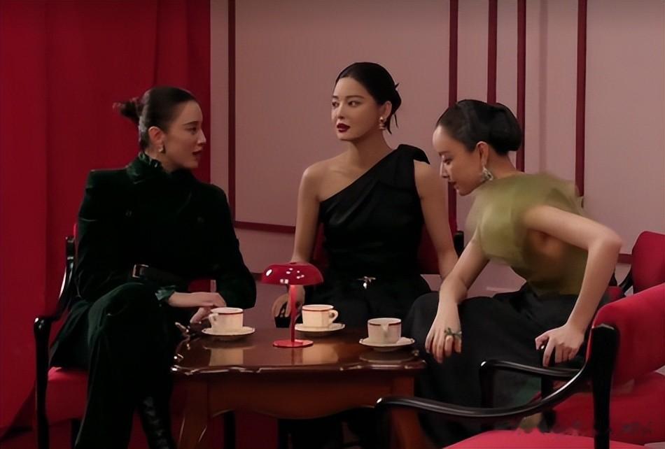 W盛典后台生图曝光：唯一站着的迪丽热巴，把7位坐着的女星都赢了