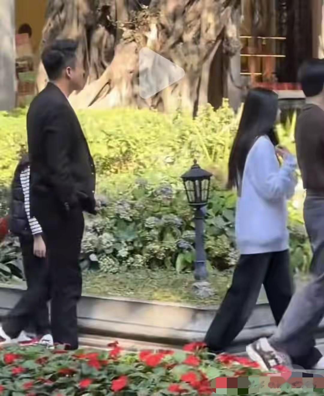 汪小菲筱梅带箖玥广州游!玥儿长发飘飘超美,侧脸神似大S