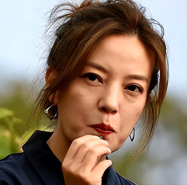 复出无望!49 岁赵薇近况再曝:事业婚姻全失败,头发剪短苍老憔悴