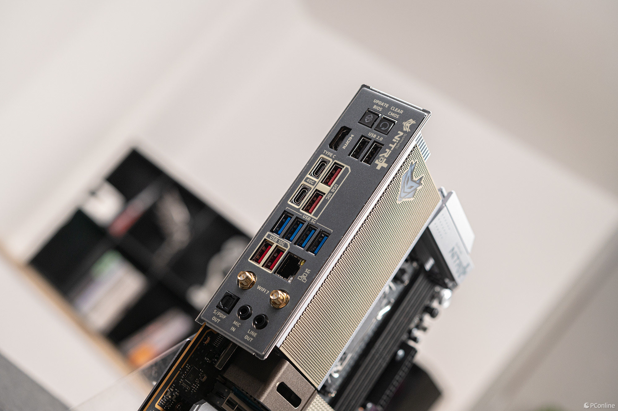 唯一 AMD背插套裝！藍寶石氮動雙旗艦美學圖賞