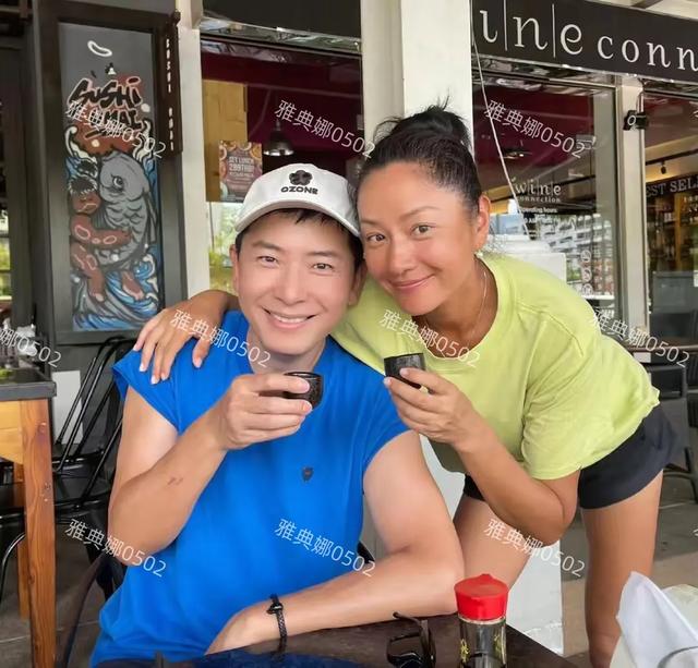 天啊，瞿颖怎么晒成老抽色？难怪她自我调侃跟红土场地融为一体了